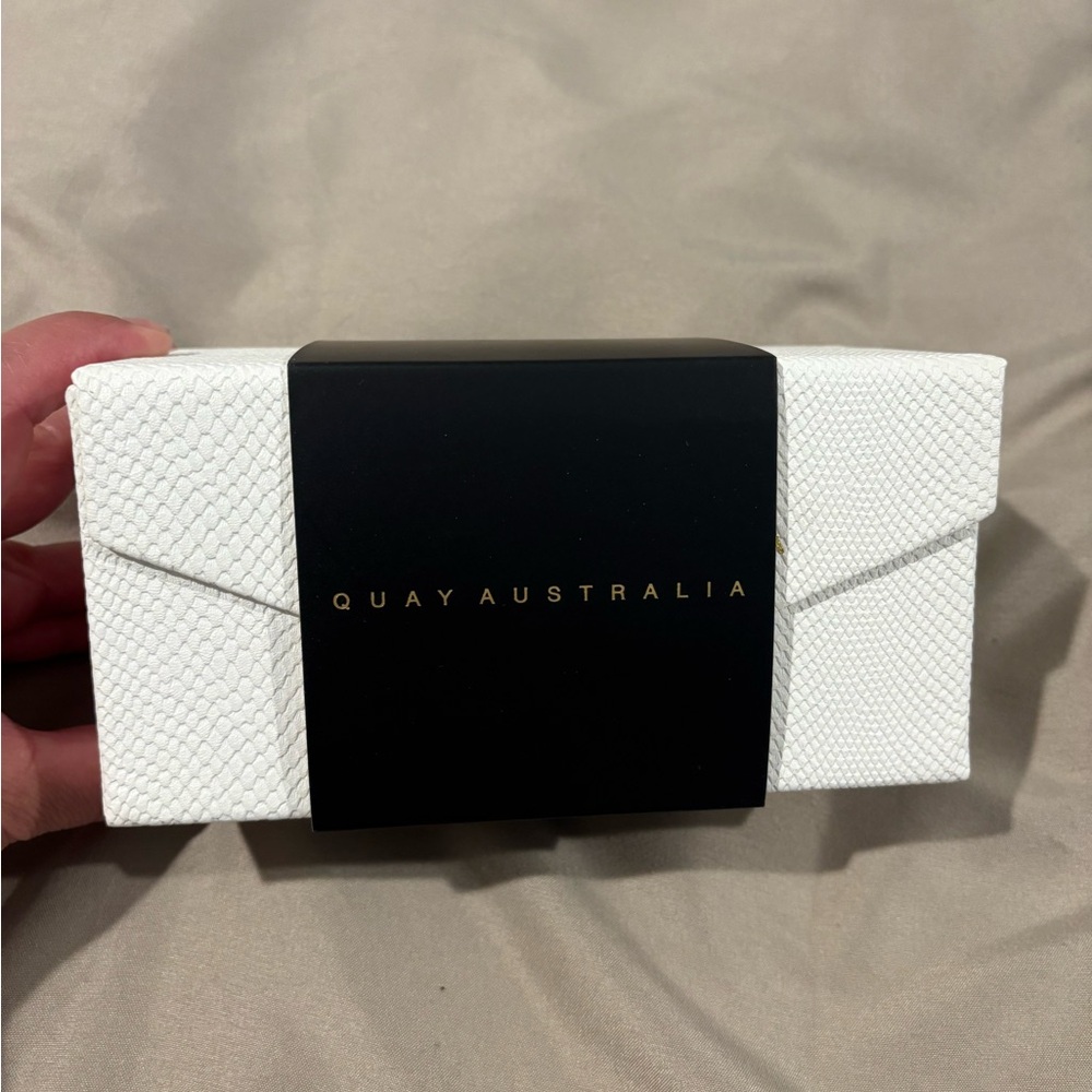 Quay Australia White Clutch Bag - Picture 2 of 3